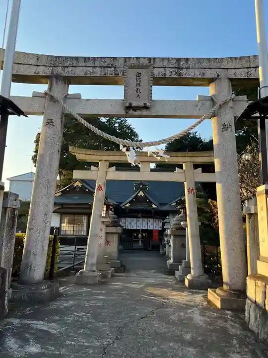 白蛇辨財天の鳥居