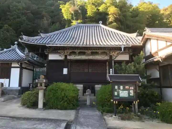 医王寺の本殿・本堂