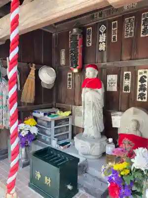 道慶地蔵尊の{uncategorized: "未分類", other: "その他", undefined: "問題あり", building: "その他建物", grave: "お墓", sacred_gate: "鳥居", guardian: "狛犬", statue: "像", buddha: "仏像", history: "歴史", nature: "自然", garden: "庭園", animal: "動物", pagoda: "塔", temizu: "手水舎", mountain_gate: "山門・神門", sanctuary: "本殿・本堂", subordinate: "末社・摂社", art: "芸術", scenery: "景色", jizo: "地蔵", ema: "絵馬", goshuin: "御朱印", omikuji: "おみくじ", items: "授与品その他", amulet: "お守り", goshuincho: "御朱印帳", eats: "食事", festival: "お祭り", votive_dance: "神楽", shichigosan: "七五三参", wedding: "結婚式", experience: "体験その他", initially: "初詣", around: "周辺", anti_infection: "感染症対策"}