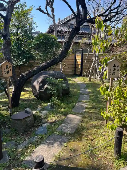 六郷神社の{uncategorized: "未分類", other: "その他", undefined: "問題あり", building: "その他建物", grave: "お墓", sacred_gate: "鳥居", guardian: "狛犬", statue: "像", buddha: "仏像", history: "歴史", nature: "自然", garden: "庭園", animal: "動物", pagoda: "塔", temizu: "手水舎", mountain_gate: "山門・神門", sanctuary: "本殿・本堂", subordinate: "末社・摂社", art: "芸術", scenery: "景色", jizo: "地蔵", ema: "絵馬", goshuin: "御朱印", omikuji: "おみくじ", items: "授与品その他", amulet: "お守り", goshuincho: "御朱印帳", eats: "食事", festival: "お祭り", votive_dance: "神楽", shichigosan: "七五三参", wedding: "結婚式", experience: "体験その他", initially: "初詣", around: "周辺", anti_infection: "感染症対策"}