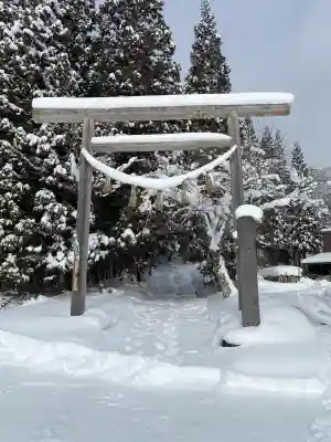 高倉神社の{uncategorized: "未分類", other: "その他", undefined: "問題あり", building: "その他建物", grave: "お墓", sacred_gate: "鳥居", guardian: "狛犬", statue: "像", buddha: "仏像", history: "歴史", nature: "自然", garden: "庭園", animal: "動物", pagoda: "塔", temizu: "手水舎", mountain_gate: "山門・神門", sanctuary: "本殿・本堂", subordinate: "末社・摂社", art: "芸術", scenery: "景色", jizo: "地蔵", ema: "絵馬", goshuin: "御朱印", omikuji: "おみくじ", items: "授与品その他", amulet: "お守り", goshuincho: "御朱印帳", eats: "食事", festival: "お祭り", votive_dance: "神楽", shichigosan: "七五三参", wedding: "結婚式", experience: "体験その他", initially: "初詣", around: "周辺", anti_infection: "感染症対策"}