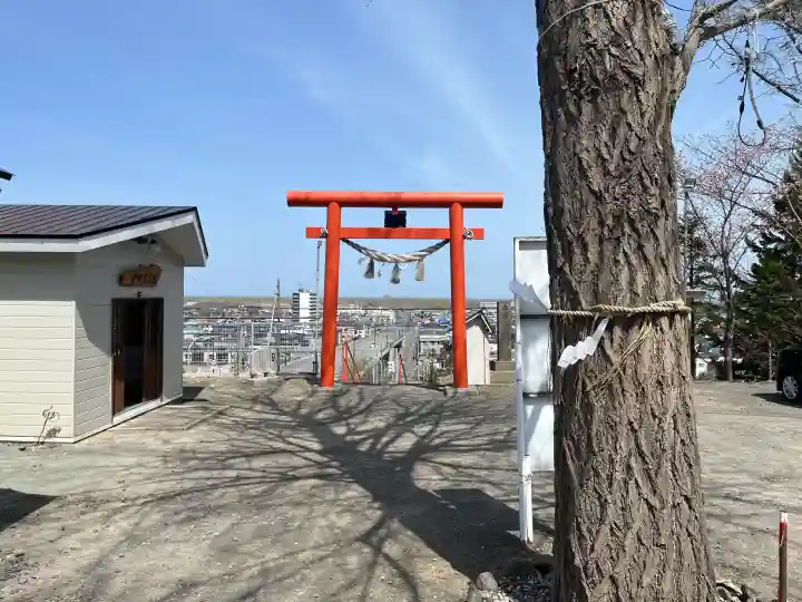 星置神社の{uncategorized: "未分類", other: "その他", undefined: "問題あり", building: "その他建物", grave: "お墓", sacred_gate: "鳥居", guardian: "狛犬", statue: "像", buddha: "仏像", history: "歴史", nature: "自然", garden: "庭園", animal: "動物", pagoda: "塔", temizu: "手水舎", mountain_gate: "山門・神門", sanctuary: "本殿・本堂", subordinate: "末社・摂社", art: "芸術", scenery: "景色", jizo: "地蔵", ema: "絵馬", goshuin: "御朱印", omikuji: "おみくじ", items: "授与品その他", amulet: "お守り", goshuincho: "御朱印帳", eats: "食事", festival: "お祭り", votive_dance: "神楽", shichigosan: "七五三参", wedding: "結婚式", experience: "体験その他", initially: "初詣", around: "周辺", anti_infection: "感染症対策"}