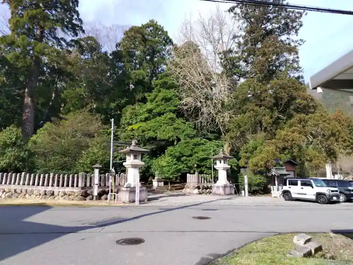 若狭彦神社(上社)の{uncategorized: "未分類", other: "その他", undefined: "問題あり", building: "その他建物", grave: "お墓", sacred_gate: "鳥居", guardian: "狛犬", statue: "像", buddha: "仏像", history: "歴史", nature: "自然", garden: "庭園", animal: "動物", pagoda: "塔", temizu: "手水舎", mountain_gate: "山門・神門", sanctuary: "本殿・本堂", subordinate: "末社・摂社", art: "芸術", scenery: "景色", jizo: "地蔵", ema: "絵馬", goshuin: "御朱印", omikuji: "おみくじ", items: "授与品その他", amulet: "お守り", goshuincho: "御朱印帳", eats: "食事", festival: "お祭り", votive_dance: "神楽", shichigosan: "七五三参", wedding: "結婚式", experience: "体験その他", initially: "初詣", around: "周辺", anti_infection: "感染症対策"}