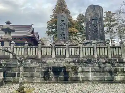 清瀧権現堂・地主妙見宮の{uncategorized: "未分類", other: "その他", undefined: "問題あり", building: "その他建物", grave: "お墓", sacred_gate: "鳥居", guardian: "狛犬", statue: "像", buddha: "仏像", history: "歴史", nature: "自然", garden: "庭園", animal: "動物", pagoda: "塔", temizu: "手水舎", mountain_gate: "山門・神門", sanctuary: "本殿・本堂", subordinate: "末社・摂社", art: "芸術", scenery: "景色", jizo: "地蔵", ema: "絵馬", goshuin: "御朱印", omikuji: "おみくじ", items: "授与品その他", amulet: "お守り", goshuincho: "御朱印帳", eats: "食事", festival: "お祭り", votive_dance: "神楽", shichigosan: "七五三参", wedding: "結婚式", experience: "体験その他", initially: "初詣", around: "周辺", anti_infection: "感染症対策"}