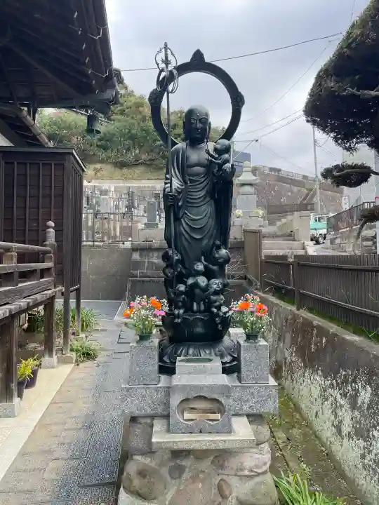 東漸寺の{uncategorized: "未分類", other: "その他", undefined: "問題あり", building: "その他建物", grave: "お墓", sacred_gate: "鳥居", guardian: "狛犬", statue: "像", buddha: "仏像", history: "歴史", nature: "自然", garden: "庭園", animal: "動物", pagoda: "塔", temizu: "手水舎", mountain_gate: "山門・神門", sanctuary: "本殿・本堂", subordinate: "末社・摂社", art: "芸術", scenery: "景色", jizo: "地蔵", ema: "絵馬", goshuin: "御朱印", omikuji: "おみくじ", items: "授与品その他", amulet: "お守り", goshuincho: "御朱印帳", eats: "食事", festival: "お祭り", votive_dance: "神楽", shichigosan: "七五三参", wedding: "結婚式", experience: "体験その他", initially: "初詣", around: "周辺", anti_infection: "感染症対策"}
