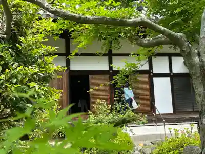 惠心院(恵心院)の{uncategorized: "未分類", other: "その他", undefined: "問題あり", building: "その他建物", grave: "お墓", sacred_gate: "鳥居", guardian: "狛犬", statue: "像", buddha: "仏像", history: "歴史", nature: "自然", garden: "庭園", animal: "動物", pagoda: "塔", temizu: "手水舎", mountain_gate: "山門・神門", sanctuary: "本殿・本堂", subordinate: "末社・摂社", art: "芸術", scenery: "景色", jizo: "地蔵", ema: "絵馬", goshuin: "御朱印", omikuji: "おみくじ", items: "授与品その他", amulet: "お守り", goshuincho: "御朱印帳", eats: "食事", festival: "お祭り", votive_dance: "神楽", shichigosan: "七五三参", wedding: "結婚式", experience: "体験その他", initially: "初詣", around: "周辺", anti_infection: "感染症対策"}