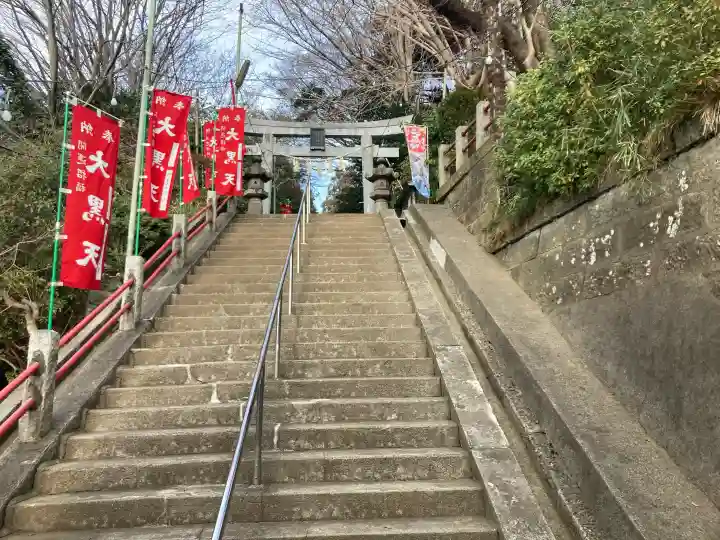 諏訪神社の{uncategorized: "未分類", other: "その他", undefined: "問題あり", building: "その他建物", grave: "お墓", sacred_gate: "鳥居", guardian: "狛犬", statue: "像", buddha: "仏像", history: "歴史", nature: "自然", garden: "庭園", animal: "動物", pagoda: "塔", temizu: "手水舎", mountain_gate: "山門・神門", sanctuary: "本殿・本堂", subordinate: "末社・摂社", art: "芸術", scenery: "景色", jizo: "地蔵", ema: "絵馬", goshuin: "御朱印", omikuji: "おみくじ", items: "授与品その他", amulet: "お守り", goshuincho: "御朱印帳", eats: "食事", festival: "お祭り", votive_dance: "神楽", shichigosan: "七五三参", wedding: "結婚式", experience: "体験その他", initially: "初詣", around: "周辺", anti_infection: "感染症対策"}
