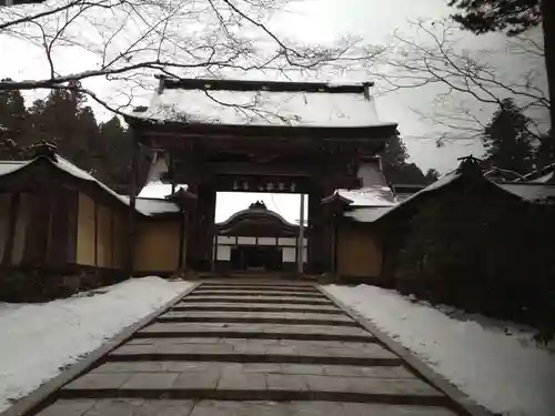 高野山金剛峯寺の山門