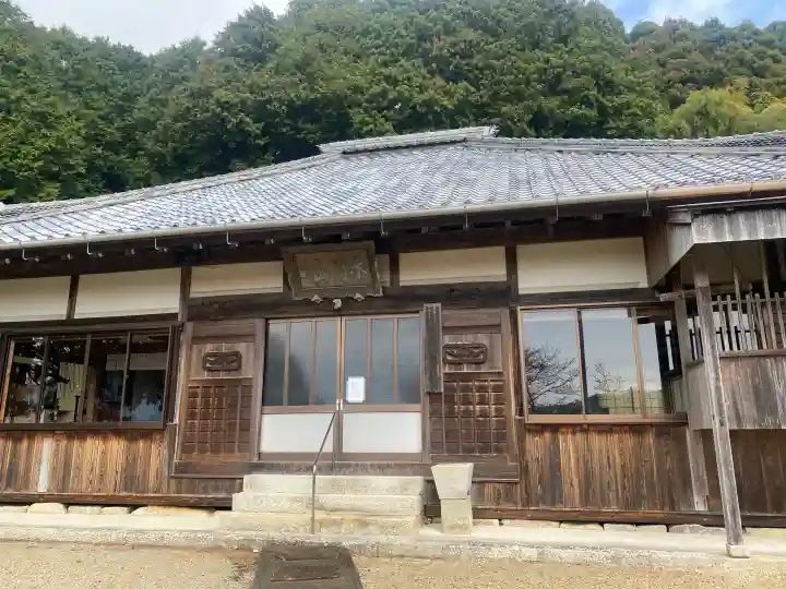 岩洞院の{uncategorized: "未分類", other: "その他", undefined: "問題あり", building: "その他建物", grave: "お墓", sacred_gate: "鳥居", guardian: "狛犬", statue: "像", buddha: "仏像", history: "歴史", nature: "自然", garden: "庭園", animal: "動物", pagoda: "塔", temizu: "手水舎", mountain_gate: "山門・神門", sanctuary: "本殿・本堂", subordinate: "末社・摂社", art: "芸術", scenery: "景色", jizo: "地蔵", ema: "絵馬", goshuin: "御朱印", omikuji: "おみくじ", items: "授与品その他", amulet: "お守り", goshuincho: "御朱印帳", eats: "食事", festival: "お祭り", votive_dance: "神楽", shichigosan: "七五三参", wedding: "結婚式", experience: "体験その他", initially: "初詣", around: "周辺", anti_infection: "感染症対策"}
