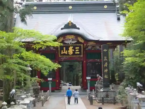 三峯神社の山門