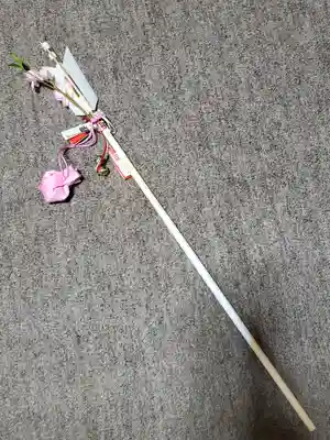 桜の破魔矢
親はどうもかさばる縁起物系が好きらしく、破魔矢とか熊手とか白蛇像とかを買いたがる(^^;