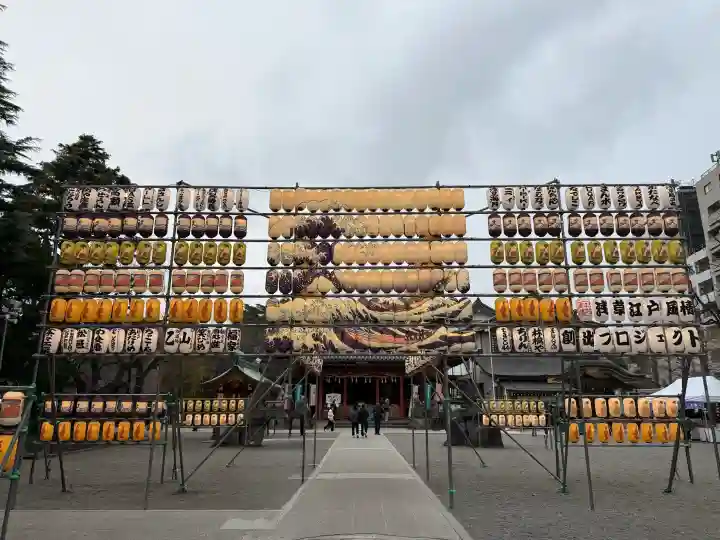 浅草神社の{uncategorized: "未分類", other: "その他", undefined: "問題あり", building: "その他建物", grave: "お墓", sacred_gate: "鳥居", guardian: "狛犬", statue: "像", buddha: "仏像", history: "歴史", nature: "自然", garden: "庭園", animal: "動物", pagoda: "塔", temizu: "手水舎", mountain_gate: "山門・神門", sanctuary: "本殿・本堂", subordinate: "末社・摂社", art: "芸術", scenery: "景色", jizo: "地蔵", ema: "絵馬", goshuin: "御朱印", omikuji: "おみくじ", items: "授与品その他", amulet: "お守り", goshuincho: "御朱印帳", eats: "食事", festival: "お祭り", votive_dance: "神楽", shichigosan: "七五三参", wedding: "結婚式", experience: "体験その他", initially: "初詣", around: "周辺", anti_infection: "感染症対策"}