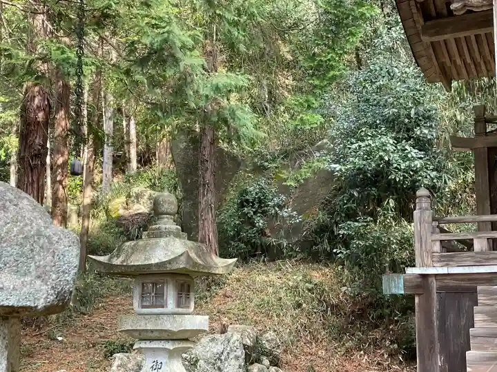 諏訪神社の{uncategorized: "未分類", other: "その他", undefined: "問題あり", building: "その他建物", grave: "お墓", sacred_gate: "鳥居", guardian: "狛犬", statue: "像", buddha: "仏像", history: "歴史", nature: "自然", garden: "庭園", animal: "動物", pagoda: "塔", temizu: "手水舎", mountain_gate: "山門・神門", sanctuary: "本殿・本堂", subordinate: "末社・摂社", art: "芸術", scenery: "景色", jizo: "地蔵", ema: "絵馬", goshuin: "御朱印", omikuji: "おみくじ", items: "授与品その他", amulet: "お守り", goshuincho: "御朱印帳", eats: "食事", festival: "お祭り", votive_dance: "神楽", shichigosan: "七五三参", wedding: "結婚式", experience: "体験その他", initially: "初詣", around: "周辺", anti_infection: "感染症対策"}