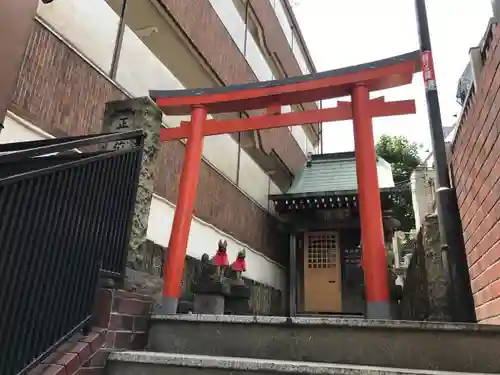 福徳稲荷大明神の鳥居