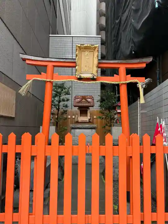 第六天稲荷神社の{uncategorized: "未分類", other: "その他", undefined: "問題あり", building: "その他建物", grave: "お墓", sacred_gate: "鳥居", guardian: "狛犬", statue: "像", buddha: "仏像", history: "歴史", nature: "自然", garden: "庭園", animal: "動物", pagoda: "塔", temizu: "手水舎", mountain_gate: "山門・神門", sanctuary: "本殿・本堂", subordinate: "末社・摂社", art: "芸術", scenery: "景色", jizo: "地蔵", ema: "絵馬", goshuin: "御朱印", omikuji: "おみくじ", items: "授与品その他", amulet: "お守り", goshuincho: "御朱印帳", eats: "食事", festival: "お祭り", votive_dance: "神楽", shichigosan: "七五三参", wedding: "結婚式", experience: "体験その他", initially: "初詣", around: "周辺", anti_infection: "感染症対策"}