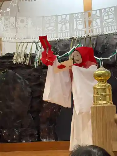 高千穂神社の{uncategorized: "未分類", other: "その他", undefined: "問題あり", building: "その他建物", grave: "お墓", sacred_gate: "鳥居", guardian: "狛犬", statue: "像", buddha: "仏像", history: "歴史", nature: "自然", garden: "庭園", animal: "動物", pagoda: "塔", temizu: "手水舎", mountain_gate: "山門・神門", sanctuary: "本殿・本堂", subordinate: "末社・摂社", art: "芸術", scenery: "景色", jizo: "地蔵", ema: "絵馬", goshuin: "御朱印", omikuji: "おみくじ", items: "授与品その他", amulet: "お守り", goshuincho: "御朱印帳", eats: "食事", festival: "お祭り", votive_dance: "神楽", shichigosan: "七五三参", wedding: "結婚式", experience: "体験その他", initially: "初詣", around: "周辺", anti_infection: "感染症対策"}