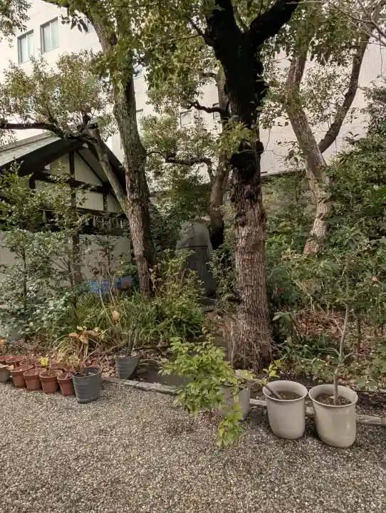 坐摩神社の{uncategorized: "未分類", other: "その他", undefined: "問題あり", building: "その他建物", grave: "お墓", sacred_gate: "鳥居", guardian: "狛犬", statue: "像", buddha: "仏像", history: "歴史", nature: "自然", garden: "庭園", animal: "動物", pagoda: "塔", temizu: "手水舎", mountain_gate: "山門・神門", sanctuary: "本殿・本堂", subordinate: "末社・摂社", art: "芸術", scenery: "景色", jizo: "地蔵", ema: "絵馬", goshuin: "御朱印", omikuji: "おみくじ", items: "授与品その他", amulet: "お守り", goshuincho: "御朱印帳", eats: "食事", festival: "お祭り", votive_dance: "神楽", shichigosan: "七五三参", wedding: "結婚式", experience: "体験その他", initially: "初詣", around: "周辺", anti_infection: "感染症対策"}