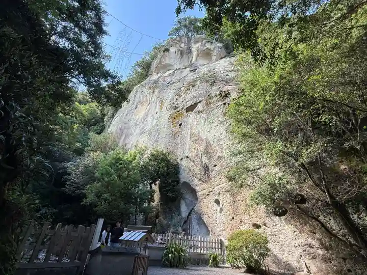 花窟神社の{uncategorized: "未分類", other: "その他", undefined: "問題あり", building: "その他建物", grave: "お墓", sacred_gate: "鳥居", guardian: "狛犬", statue: "像", buddha: "仏像", history: "歴史", nature: "自然", garden: "庭園", animal: "動物", pagoda: "塔", temizu: "手水舎", mountain_gate: "山門・神門", sanctuary: "本殿・本堂", subordinate: "末社・摂社", art: "芸術", scenery: "景色", jizo: "地蔵", ema: "絵馬", goshuin: "御朱印", omikuji: "おみくじ", items: "授与品その他", amulet: "お守り", goshuincho: "御朱印帳", eats: "食事", festival: "お祭り", votive_dance: "神楽", shichigosan: "七五三参", wedding: "結婚式", experience: "体験その他", initially: "初詣", around: "周辺", anti_infection: "感染症対策"}