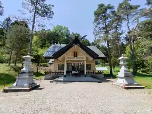滝上神社の{uncategorized: "未分類", other: "その他", undefined: "問題あり", building: "その他建物", grave: "お墓", sacred_gate: "鳥居", guardian: "狛犬", statue: "像", buddha: "仏像", history: "歴史", nature: "自然", garden: "庭園", animal: "動物", pagoda: "塔", temizu: "手水舎", mountain_gate: "山門・神門", sanctuary: "本殿・本堂", subordinate: "末社・摂社", art: "芸術", scenery: "景色", jizo: "地蔵", ema: "絵馬", goshuin: "御朱印", omikuji: "おみくじ", items: "授与品その他", amulet: "お守り", goshuincho: "御朱印帳", eats: "食事", festival: "お祭り", votive_dance: "神楽", shichigosan: "七五三参", wedding: "結婚式", experience: "体験その他", initially: "初詣", around: "周辺", anti_infection: "感染症対策"}