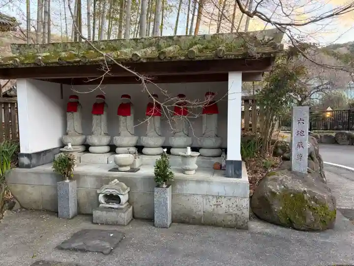 修禅寺の{uncategorized: "未分類", other: "その他", undefined: "問題あり", building: "その他建物", grave: "お墓", sacred_gate: "鳥居", guardian: "狛犬", statue: "像", buddha: "仏像", history: "歴史", nature: "自然", garden: "庭園", animal: "動物", pagoda: "塔", temizu: "手水舎", mountain_gate: "山門・神門", sanctuary: "本殿・本堂", subordinate: "末社・摂社", art: "芸術", scenery: "景色", jizo: "地蔵", ema: "絵馬", goshuin: "御朱印", omikuji: "おみくじ", items: "授与品その他", amulet: "お守り", goshuincho: "御朱印帳", eats: "食事", festival: "お祭り", votive_dance: "神楽", shichigosan: "七五三参", wedding: "結婚式", experience: "体験その他", initially: "初詣", around: "周辺", anti_infection: "感染症対策"}