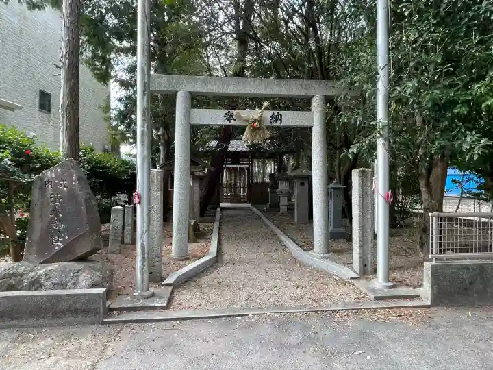 清水神社の{uncategorized: "未分類", other: "その他", undefined: "問題あり", building: "その他建物", grave: "お墓", sacred_gate: "鳥居", guardian: "狛犬", statue: "像", buddha: "仏像", history: "歴史", nature: "自然", garden: "庭園", animal: "動物", pagoda: "塔", temizu: "手水舎", mountain_gate: "山門・神門", sanctuary: "本殿・本堂", subordinate: "末社・摂社", art: "芸術", scenery: "景色", jizo: "地蔵", ema: "絵馬", goshuin: "御朱印", omikuji: "おみくじ", items: "授与品その他", amulet: "お守り", goshuincho: "御朱印帳", eats: "食事", festival: "お祭り", votive_dance: "神楽", shichigosan: "七五三参", wedding: "結婚式", experience: "体験その他", initially: "初詣", around: "周辺", anti_infection: "感染症対策"}