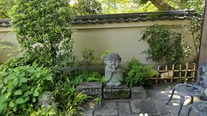 霊源院の{uncategorized: "未分類", other: "その他", undefined: "問題あり", building: "その他建物", grave: "お墓", sacred_gate: "鳥居", guardian: "狛犬", statue: "像", buddha: "仏像", history: "歴史", nature: "自然", garden: "庭園", animal: "動物", pagoda: "塔", temizu: "手水舎", mountain_gate: "山門・神門", sanctuary: "本殿・本堂", subordinate: "末社・摂社", art: "芸術", scenery: "景色", jizo: "地蔵", ema: "絵馬", goshuin: "御朱印", omikuji: "おみくじ", items: "授与品その他", amulet: "お守り", goshuincho: "御朱印帳", eats: "食事", festival: "お祭り", votive_dance: "神楽", shichigosan: "七五三参", wedding: "結婚式", experience: "体験その他", initially: "初詣", around: "周辺", anti_infection: "感染症対策"}