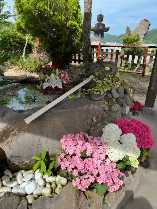 このみ白雲大社の{uncategorized: "未分類", other: "その他", undefined: "問題あり", building: "その他建物", grave: "お墓", sacred_gate: "鳥居", guardian: "狛犬", statue: "像", buddha: "仏像", history: "歴史", nature: "自然", garden: "庭園", animal: "動物", pagoda: "塔", temizu: "手水舎", mountain_gate: "山門・神門", sanctuary: "本殿・本堂", subordinate: "末社・摂社", art: "芸術", scenery: "景色", jizo: "地蔵", ema: "絵馬", goshuin: "御朱印", omikuji: "おみくじ", items: "授与品その他", amulet: "お守り", goshuincho: "御朱印帳", eats: "食事", festival: "お祭り", votive_dance: "神楽", shichigosan: "七五三参", wedding: "結婚式", experience: "体験その他", initially: "初詣", around: "周辺", anti_infection: "感染症対策"}