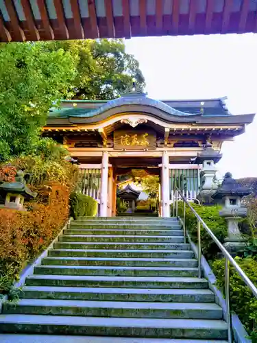 藥王院温泉寺の山門