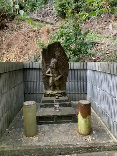 新山神社の仏像