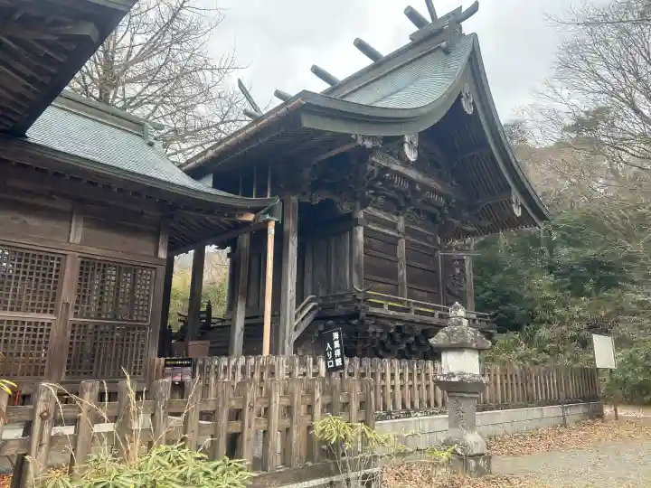 三ケ所神社の{uncategorized: "未分類", other: "その他", undefined: "問題あり", building: "その他建物", grave: "お墓", sacred_gate: "鳥居", guardian: "狛犬", statue: "像", buddha: "仏像", history: "歴史", nature: "自然", garden: "庭園", animal: "動物", pagoda: "塔", temizu: "手水舎", mountain_gate: "山門・神門", sanctuary: "本殿・本堂", subordinate: "末社・摂社", art: "芸術", scenery: "景色", jizo: "地蔵", ema: "絵馬", goshuin: "御朱印", omikuji: "おみくじ", items: "授与品その他", amulet: "お守り", goshuincho: "御朱印帳", eats: "食事", festival: "お祭り", votive_dance: "神楽", shichigosan: "七五三参", wedding: "結婚式", experience: "体験その他", initially: "初詣", around: "周辺", anti_infection: "感染症対策"}
