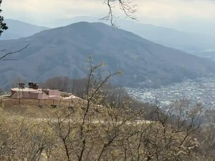 宝登山神社奥宮の{uncategorized: "未分類", other: "その他", undefined: "問題あり", building: "その他建物", grave: "お墓", sacred_gate: "鳥居", guardian: "狛犬", statue: "像", buddha: "仏像", history: "歴史", nature: "自然", garden: "庭園", animal: "動物", pagoda: "塔", temizu: "手水舎", mountain_gate: "山門・神門", sanctuary: "本殿・本堂", subordinate: "末社・摂社", art: "芸術", scenery: "景色", jizo: "地蔵", ema: "絵馬", goshuin: "御朱印", omikuji: "おみくじ", items: "授与品その他", amulet: "お守り", goshuincho: "御朱印帳", eats: "食事", festival: "お祭り", votive_dance: "神楽", shichigosan: "七五三参", wedding: "結婚式", experience: "体験その他", initially: "初詣", around: "周辺", anti_infection: "感染症対策"}