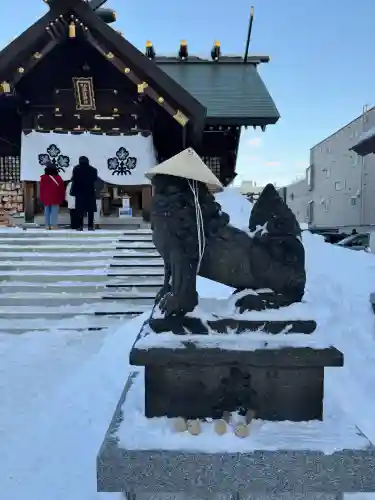 札幌諏訪神社の{uncategorized: "未分類", other: "その他", undefined: "問題あり", building: "その他建物", grave: "お墓", sacred_gate: "鳥居", guardian: "狛犬", statue: "像", buddha: "仏像", history: "歴史", nature: "自然", garden: "庭園", animal: "動物", pagoda: "塔", temizu: "手水舎", mountain_gate: "山門・神門", sanctuary: "本殿・本堂", subordinate: "末社・摂社", art: "芸術", scenery: "景色", jizo: "地蔵", ema: "絵馬", goshuin: "御朱印", omikuji: "おみくじ", items: "授与品その他", amulet: "お守り", goshuincho: "御朱印帳", eats: "食事", festival: "お祭り", votive_dance: "神楽", shichigosan: "七五三参", wedding: "結婚式", experience: "体験その他", initially: "初詣", around: "周辺", anti_infection: "感染症対策"}