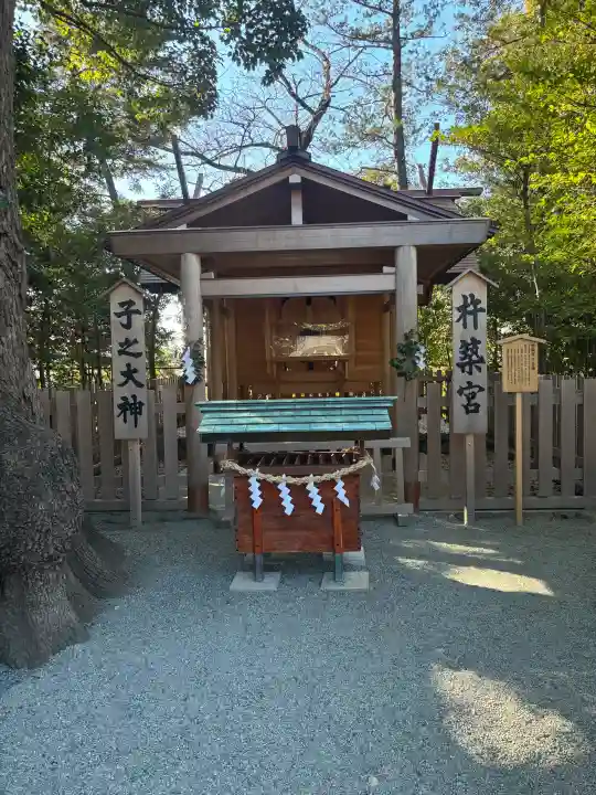 伊勢山皇大神宮の{uncategorized: "未分類", other: "その他", undefined: "問題あり", building: "その他建物", grave: "お墓", sacred_gate: "鳥居", guardian: "狛犬", statue: "像", buddha: "仏像", history: "歴史", nature: "自然", garden: "庭園", animal: "動物", pagoda: "塔", temizu: "手水舎", mountain_gate: "山門・神門", sanctuary: "本殿・本堂", subordinate: "末社・摂社", art: "芸術", scenery: "景色", jizo: "地蔵", ema: "絵馬", goshuin: "御朱印", omikuji: "おみくじ", items: "授与品その他", amulet: "お守り", goshuincho: "御朱印帳", eats: "食事", festival: "お祭り", votive_dance: "神楽", shichigosan: "七五三参", wedding: "結婚式", experience: "体験その他", initially: "初詣", around: "周辺", anti_infection: "感染症対策"}
