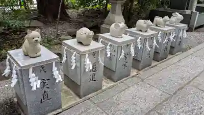 麄香神社の像