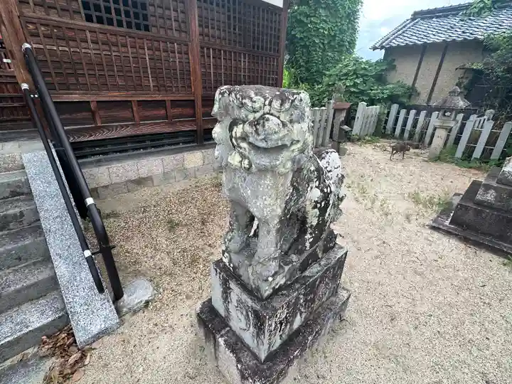 六県神社の狛犬