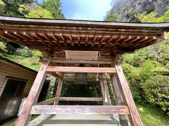 岩屋寺の{uncategorized: "未分類", other: "その他", undefined: "問題あり", building: "その他建物", grave: "お墓", sacred_gate: "鳥居", guardian: "狛犬", statue: "像", buddha: "仏像", history: "歴史", nature: "自然", garden: "庭園", animal: "動物", pagoda: "塔", temizu: "手水舎", mountain_gate: "山門・神門", sanctuary: "本殿・本堂", subordinate: "末社・摂社", art: "芸術", scenery: "景色", jizo: "地蔵", ema: "絵馬", goshuin: "御朱印", omikuji: "おみくじ", items: "授与品その他", amulet: "お守り", goshuincho: "御朱印帳", eats: "食事", festival: "お祭り", votive_dance: "神楽", shichigosan: "七五三参", wedding: "結婚式", experience: "体験その他", initially: "初詣", around: "周辺", anti_infection: "感染症対策"}