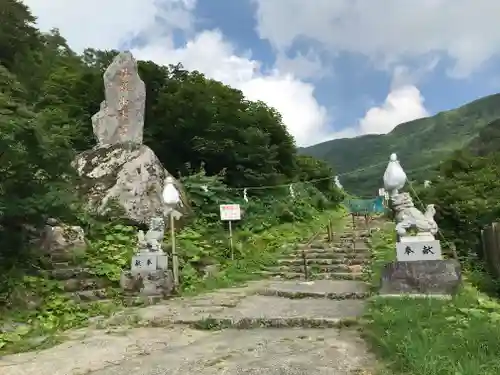 湯殿山神社（出羽三山神社）の狛犬