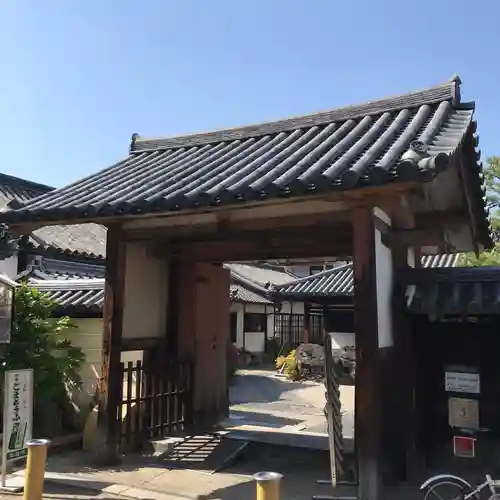 十輪院の山門