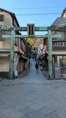 江島神社の{uncategorized: "未分類", other: "その他", undefined: "問題あり", building: "その他建物", grave: "お墓", sacred_gate: "鳥居", guardian: "狛犬", statue: "像", buddha: "仏像", history: "歴史", nature: "自然", garden: "庭園", animal: "動物", pagoda: "塔", temizu: "手水舎", mountain_gate: "山門・神門", sanctuary: "本殿・本堂", subordinate: "末社・摂社", art: "芸術", scenery: "景色", jizo: "地蔵", ema: "絵馬", goshuin: "御朱印", omikuji: "おみくじ", items: "授与品その他", amulet: "お守り", goshuincho: "御朱印帳", eats: "食事", festival: "お祭り", votive_dance: "神楽", shichigosan: "七五三参", wedding: "結婚式", experience: "体験その他", initially: "初詣", around: "周辺", anti_infection: "感染症対策"}