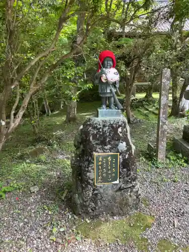 大洞院の{uncategorized: "未分類", other: "その他", undefined: "問題あり", building: "その他建物", grave: "お墓", sacred_gate: "鳥居", guardian: "狛犬", statue: "像", buddha: "仏像", history: "歴史", nature: "自然", garden: "庭園", animal: "動物", pagoda: "塔", temizu: "手水舎", mountain_gate: "山門・神門", sanctuary: "本殿・本堂", subordinate: "末社・摂社", art: "芸術", scenery: "景色", jizo: "地蔵", ema: "絵馬", goshuin: "御朱印", omikuji: "おみくじ", items: "授与品その他", amulet: "お守り", goshuincho: "御朱印帳", eats: "食事", festival: "お祭り", votive_dance: "神楽", shichigosan: "七五三参", wedding: "結婚式", experience: "体験その他", initially: "初詣", around: "周辺", anti_infection: "感染症対策"}