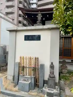 龍光寺の{uncategorized: "未分類", other: "その他", undefined: "問題あり", building: "その他建物", grave: "お墓", sacred_gate: "鳥居", guardian: "狛犬", statue: "像", buddha: "仏像", history: "歴史", nature: "自然", garden: "庭園", animal: "動物", pagoda: "塔", temizu: "手水舎", mountain_gate: "山門・神門", sanctuary: "本殿・本堂", subordinate: "末社・摂社", art: "芸術", scenery: "景色", jizo: "地蔵", ema: "絵馬", goshuin: "御朱印", omikuji: "おみくじ", items: "授与品その他", amulet: "お守り", goshuincho: "御朱印帳", eats: "食事", festival: "お祭り", votive_dance: "神楽", shichigosan: "七五三参", wedding: "結婚式", experience: "体験その他", initially: "初詣", around: "周辺", anti_infection: "感染症対策"}