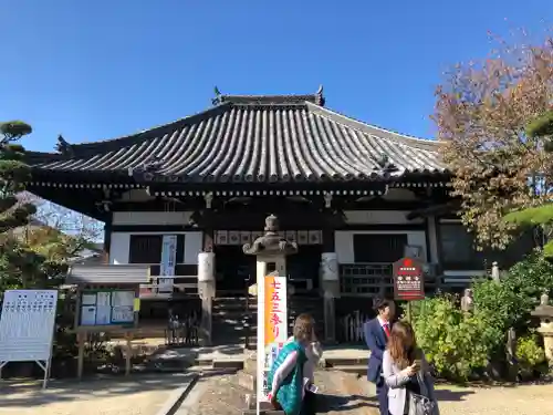 帯解寺の本殿