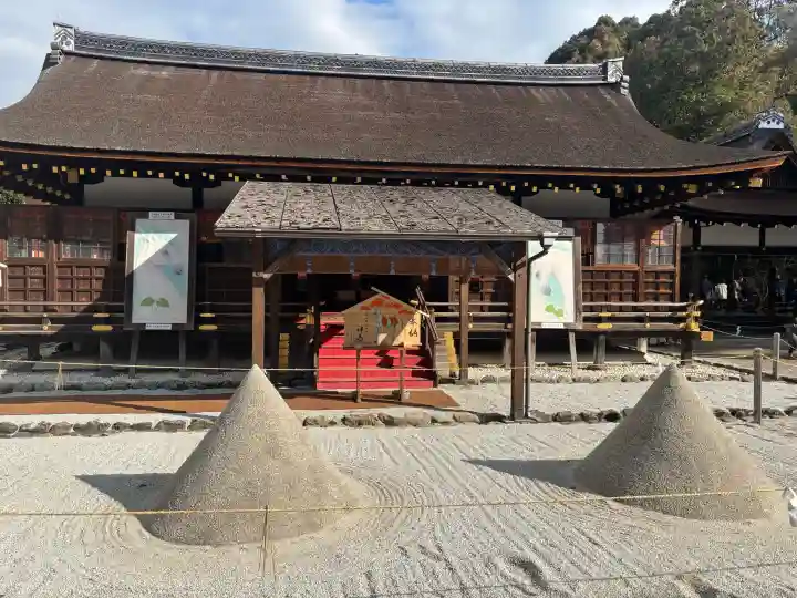 賀茂別雷神社(上賀茂神社)の{uncategorized: "未分類", other: "その他", undefined: "問題あり", building: "その他建物", grave: "お墓", sacred_gate: "鳥居", guardian: "狛犬", statue: "像", buddha: "仏像", history: "歴史", nature: "自然", garden: "庭園", animal: "動物", pagoda: "塔", temizu: "手水舎", mountain_gate: "山門・神門", sanctuary: "本殿・本堂", subordinate: "末社・摂社", art: "芸術", scenery: "景色", jizo: "地蔵", ema: "絵馬", goshuin: "御朱印", omikuji: "おみくじ", items: "授与品その他", amulet: "お守り", goshuincho: "御朱印帳", eats: "食事", festival: "お祭り", votive_dance: "神楽", shichigosan: "七五三参", wedding: "結婚式", experience: "体験その他", initially: "初詣", around: "周辺", anti_infection: "感染症対策"}