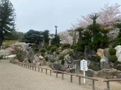 粉河寺の{uncategorized: "未分類", other: "その他", undefined: "問題あり", building: "その他建物", grave: "お墓", sacred_gate: "鳥居", guardian: "狛犬", statue: "像", buddha: "仏像", history: "歴史", nature: "自然", garden: "庭園", animal: "動物", pagoda: "塔", temizu: "手水舎", mountain_gate: "山門・神門", sanctuary: "本殿・本堂", subordinate: "末社・摂社", art: "芸術", scenery: "景色", jizo: "地蔵", ema: "絵馬", goshuin: "御朱印", omikuji: "おみくじ", items: "授与品その他", amulet: "お守り", goshuincho: "御朱印帳", eats: "食事", festival: "お祭り", votive_dance: "神楽", shichigosan: "七五三参", wedding: "結婚式", experience: "体験その他", initially: "初詣", around: "周辺", anti_infection: "感染症対策"}