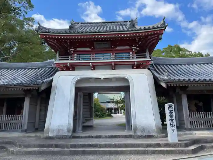 温泉山 安楽寺(四国霊場第六番札所)の山門