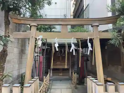 地付五社稲荷大明神の鳥居