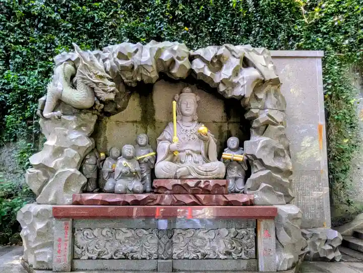 江島神社の{uncategorized: "未分類", other: "その他", undefined: "問題あり", building: "その他建物", grave: "お墓", sacred_gate: "鳥居", guardian: "狛犬", statue: "像", buddha: "仏像", history: "歴史", nature: "自然", garden: "庭園", animal: "動物", pagoda: "塔", temizu: "手水舎", mountain_gate: "山門・神門", sanctuary: "本殿・本堂", subordinate: "末社・摂社", art: "芸術", scenery: "景色", jizo: "地蔵", ema: "絵馬", goshuin: "御朱印", omikuji: "おみくじ", items: "授与品その他", amulet: "お守り", goshuincho: "御朱印帳", eats: "食事", festival: "お祭り", votive_dance: "神楽", shichigosan: "七五三参", wedding: "結婚式", experience: "体験その他", initially: "初詣", around: "周辺", anti_infection: "感染症対策"}