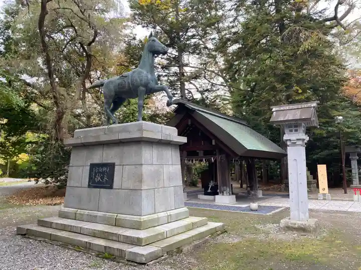 帯廣神社の像