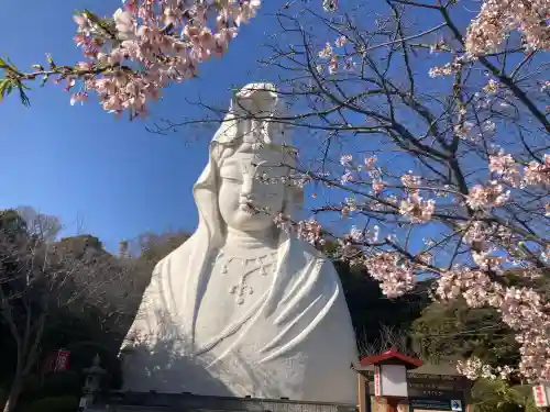 大船観音寺の{uncategorized: "未分類", other: "その他", undefined: "問題あり", building: "その他建物", grave: "お墓", sacred_gate: "鳥居", guardian: "狛犬", statue: "像", buddha: "仏像", history: "歴史", nature: "自然", garden: "庭園", animal: "動物", pagoda: "塔", temizu: "手水舎", mountain_gate: "山門・神門", sanctuary: "本殿・本堂", subordinate: "末社・摂社", art: "芸術", scenery: "景色", jizo: "地蔵", ema: "絵馬", goshuin: "御朱印", omikuji: "おみくじ", items: "授与品その他", amulet: "お守り", goshuincho: "御朱印帳", eats: "食事", festival: "お祭り", votive_dance: "神楽", shichigosan: "七五三参", wedding: "結婚式", experience: "体験その他", initially: "初詣", around: "周辺", anti_infection: "感染症対策"}