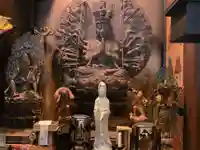 護摩参加者のみ特別に、内陣に入り目の前でお参りできます。